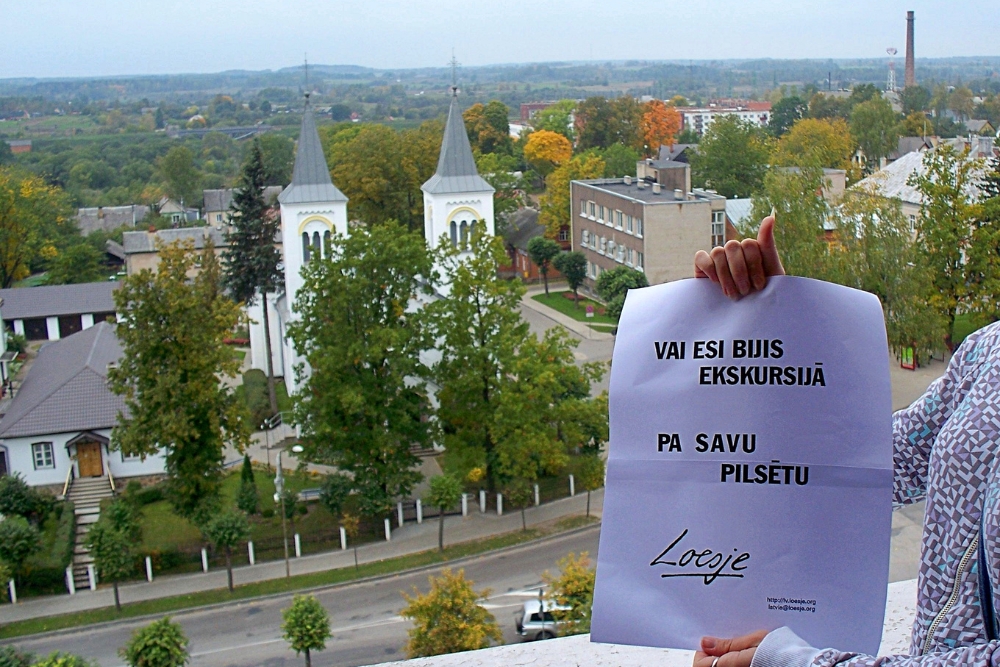 Pyrmū reizi latgaliski byus “Loesje” rodūšuos plakatu tekstu raksteišonys darbneica